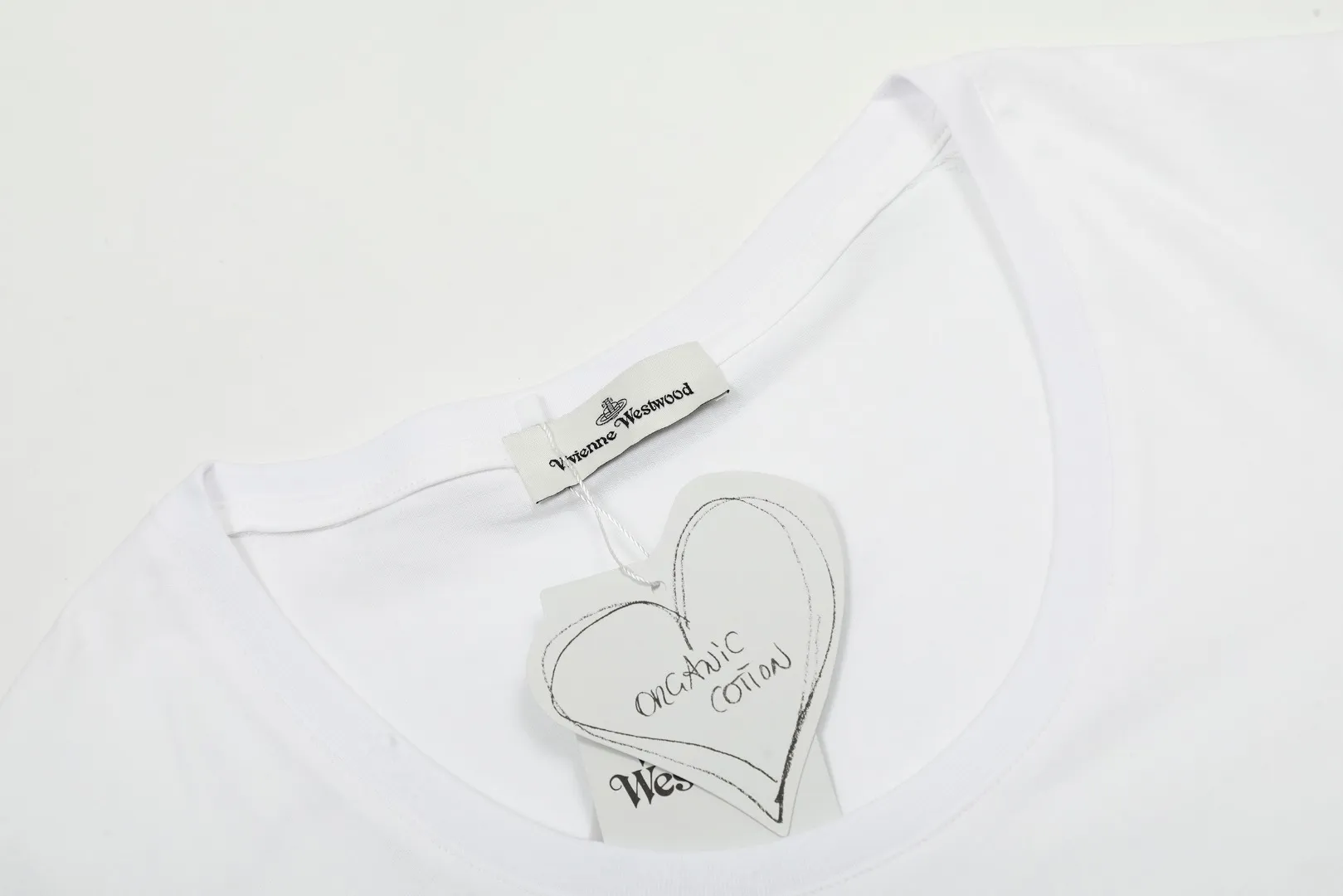 VIVI996# "Top hot style" vivienne west wood Queen Mother West U-neck big T short sleeves. Millions of fans. Internet celebrity. PP same style looks good on the upper body. High return rate. Size: XS-L Color: White Black